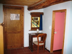 Camera 8 - Tavolino ed Ingresso Bagno