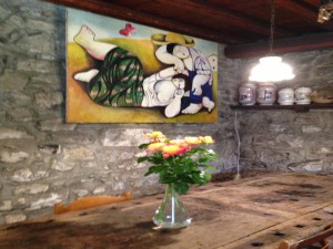 Dettaglio Agriturismo - Vaso Fiori su Tavolo Antico