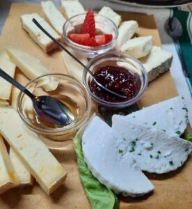 Agriturismo Como: Selezione di Formaggi Caprini e Vaccini - Produzione Propria e Locale