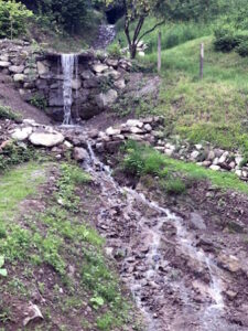 Agriturismo Sostenibile Lago di Como: Un Piccolo Torrente Naturale
